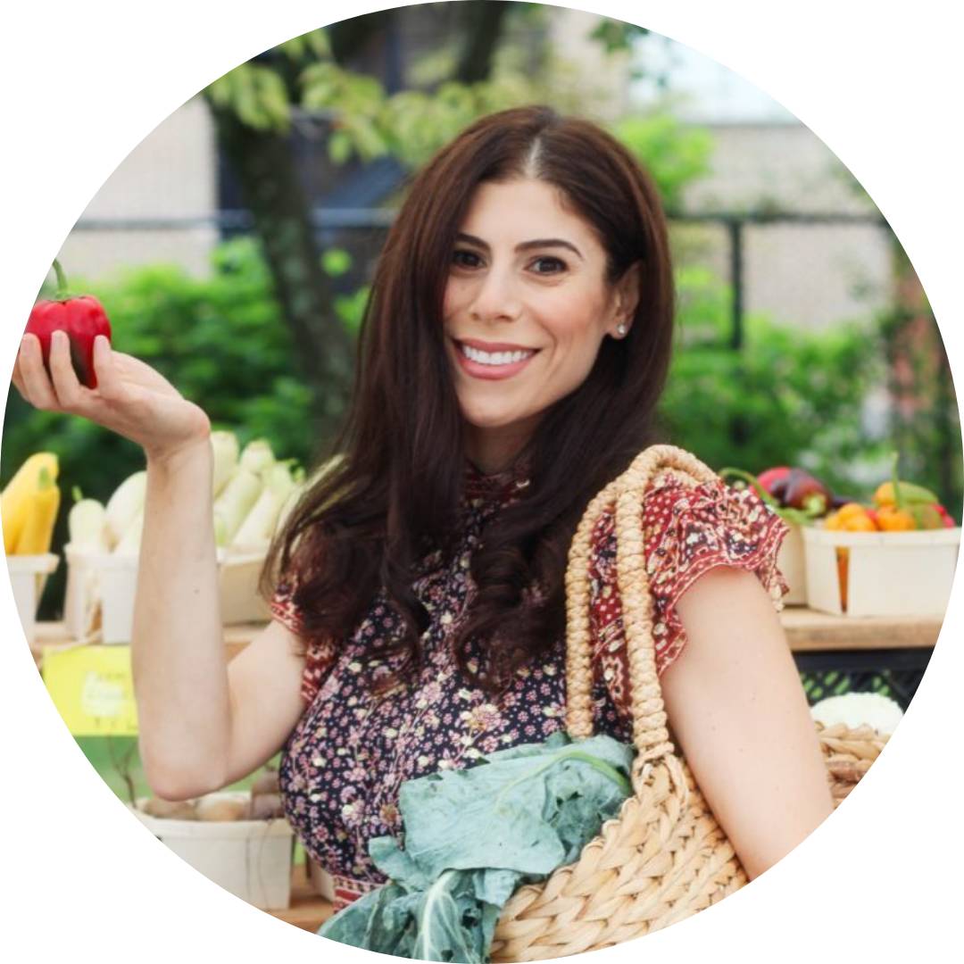 image of Instagrammer @confessionofadietitian smiling and holding an apple
